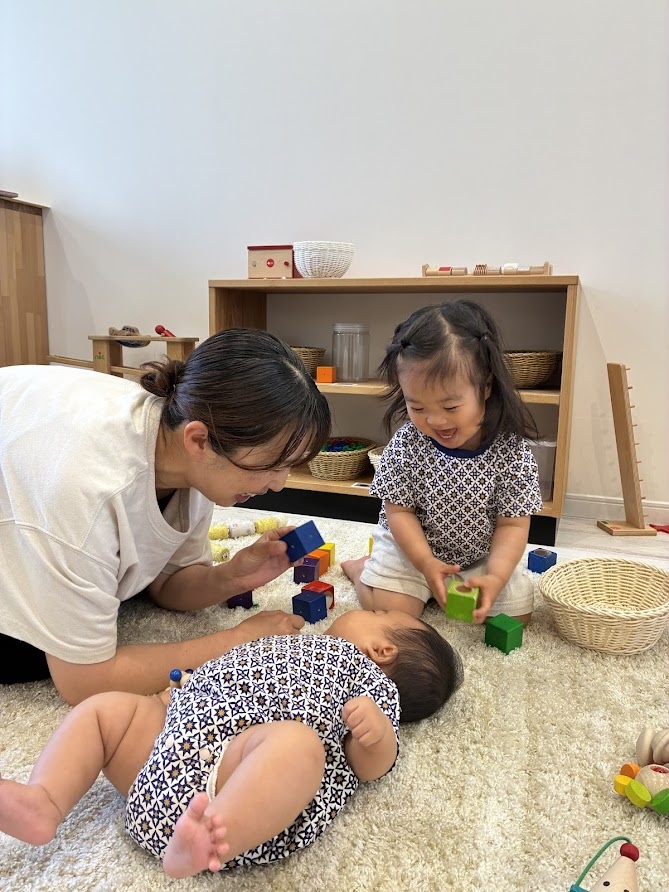 保育士と赤ちゃんの様子